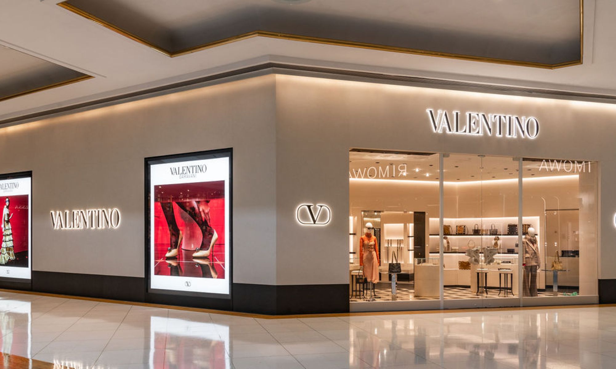 painel iluminado dresswall dressall na loja valentino do shopping iguatemi