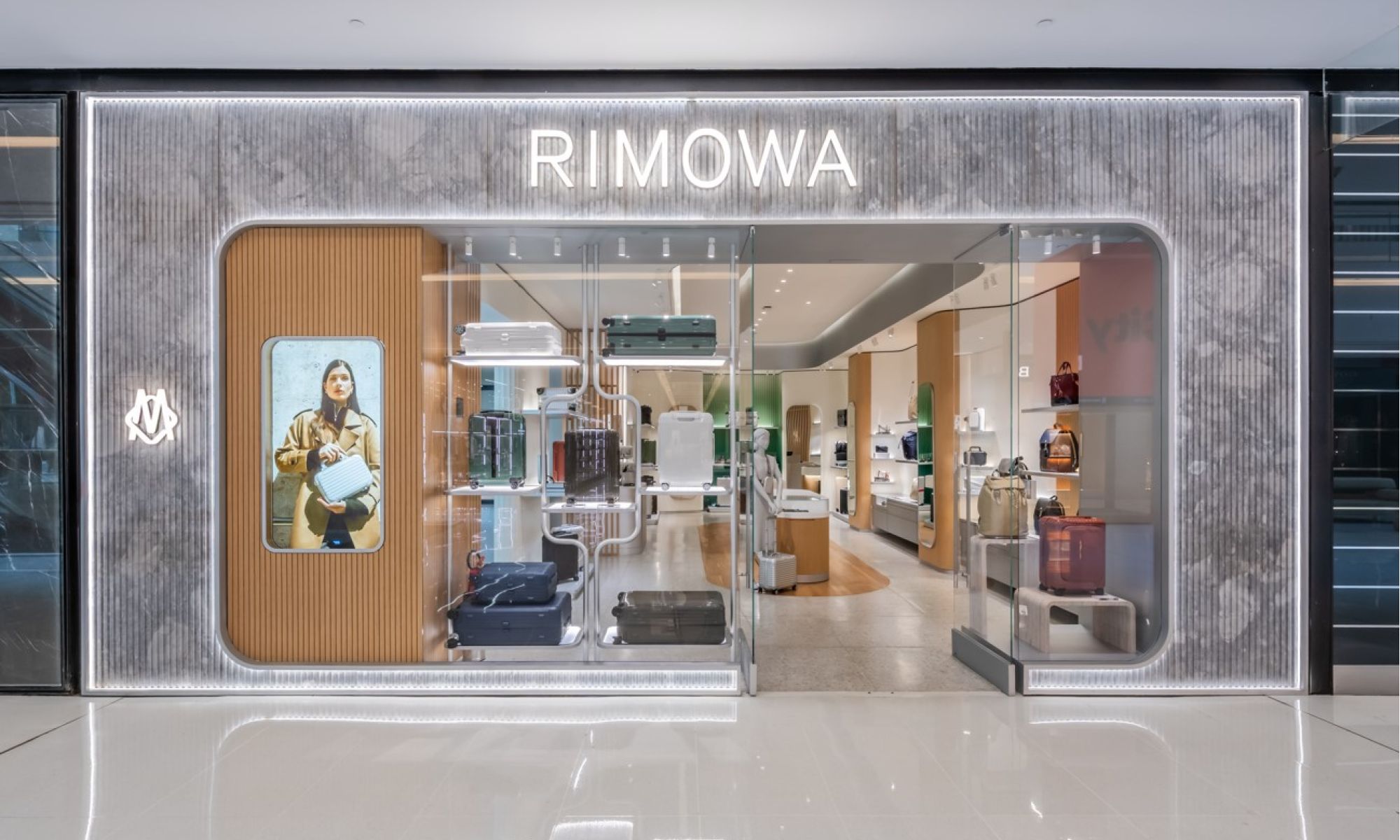 Painel luminoso DressALL na RIMOWA